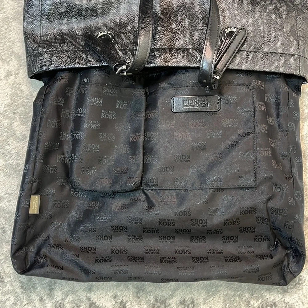 MICHAEL KORS TOTE TEXTURE LEATHER BLACK AND GRAY MK LOGO WITH SILVER HARDWARE